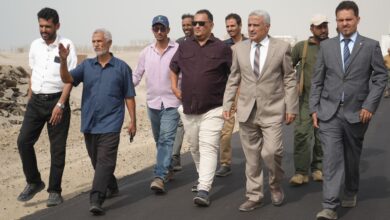 برعاية وتوجيهات وزير الأشغال.. رئيس صندوق صيانة الطرق يدشن أعمال الأسفلت في خط «دوفس» بأبين 3