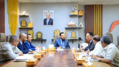 محافظ العاصمة عدن يناقش مع رئيس مصلحة الجمارك آليات تعزيز التعاون والتنسيق 2