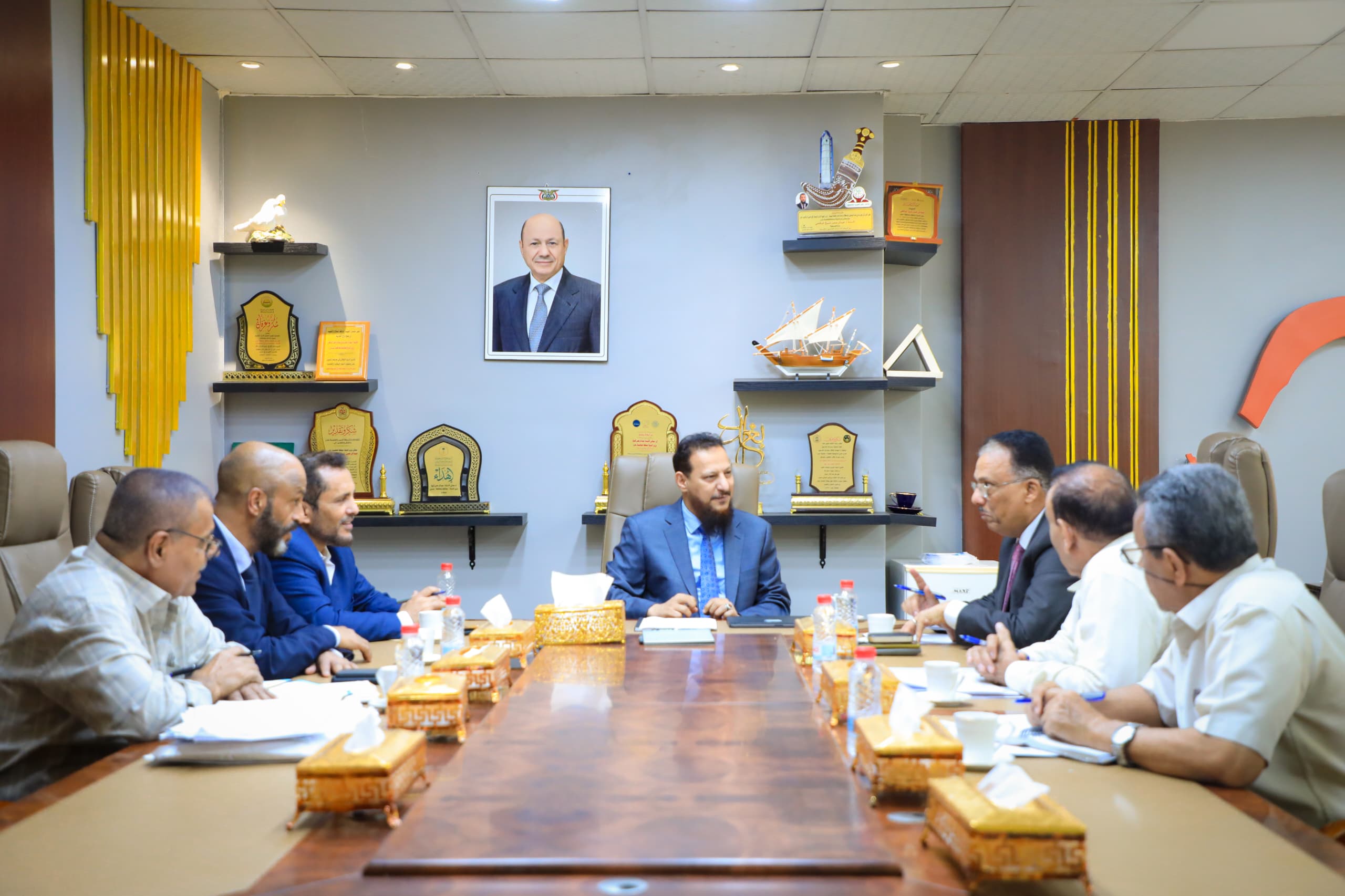 محافظ العاصمة عدن يناقش مع رئيس مصلحة الجمارك آليات تعزيز التعاون والتنسيق 1