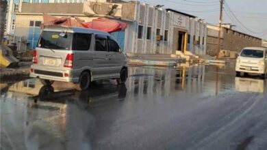 طفح المجاري يشل حركة المواطنين في شارع حيوي بالمنصورة بعدن 2
