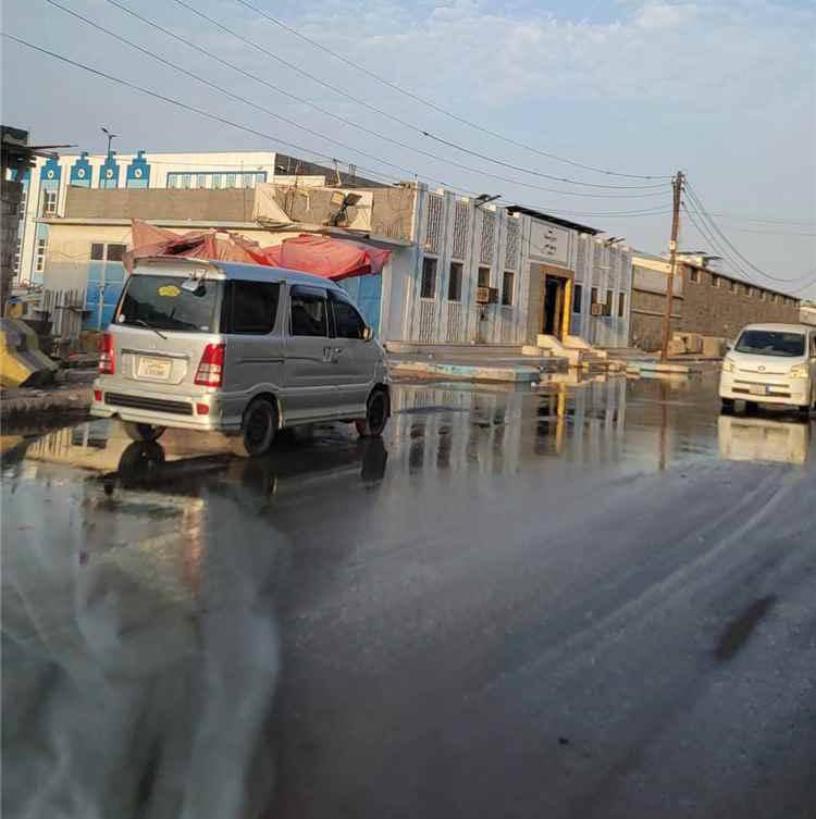 طفح المجاري يشل حركة المواطنين في شارع حيوي بالمنصورة بعدن 1