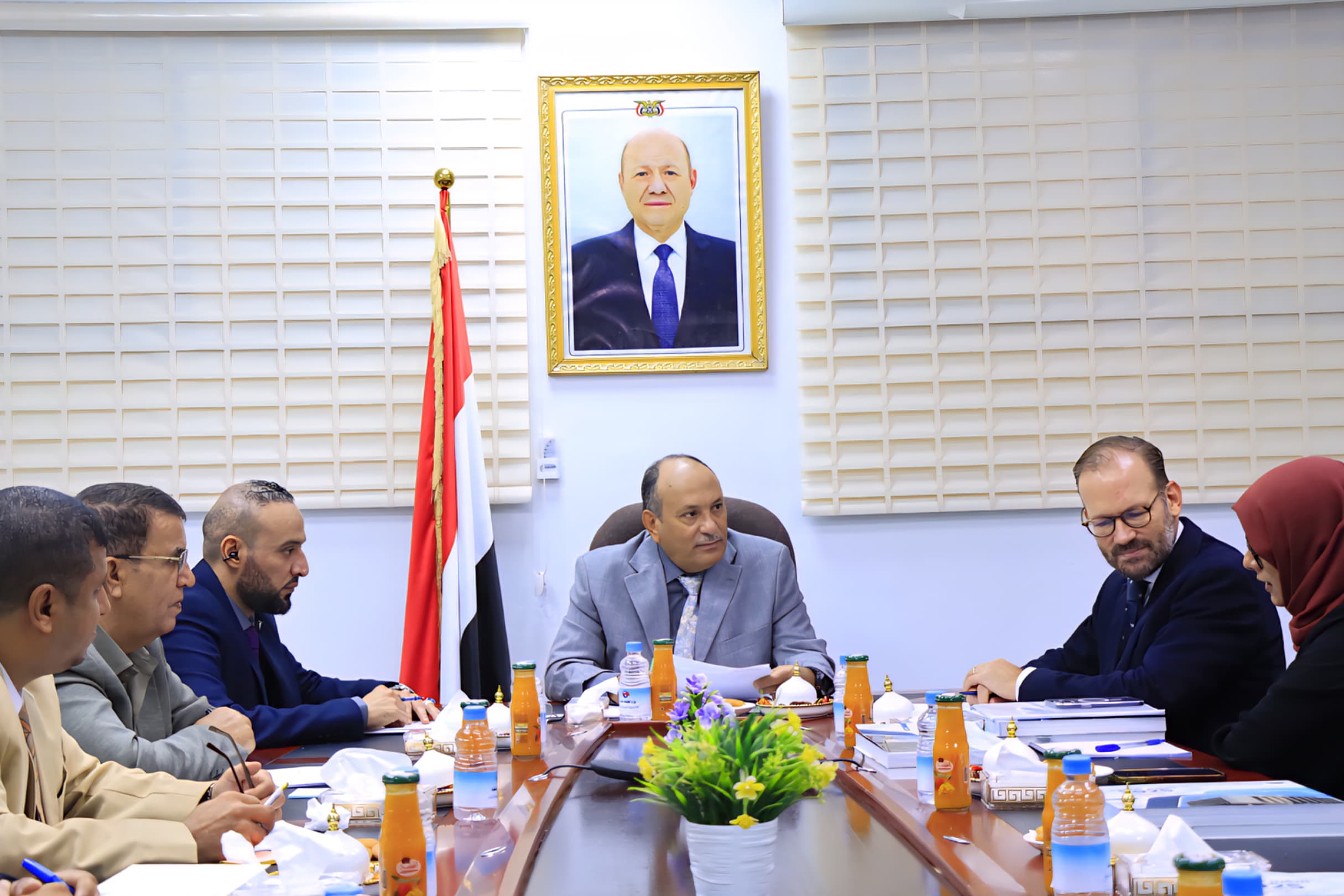 نائب وزير الصناعة يبحث مع المستشار الاقتصادي للمبعوث الأممي تعزيز الاستقرار والتعافي الاقتصادي 1