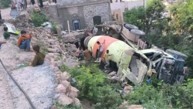 حادث صادم في تعز.. خلاطة خرسانية تهوي على منزل وتوقع إصابات 2