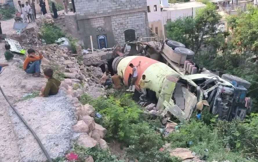 حادث صادم في تعز.. خلاطة خرسانية تهوي على منزل وتوقع إصابات 1