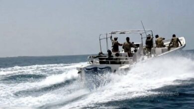 إنقاذ طاقم سفينة شحن بعد غرقها إثر هجوم قبالة سواحل الحديدة 3