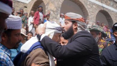 صورة لمحافظ أبين تشعل مواقع التواصل.. وتصرفه مع أحد المواطنين يلفت الأنظار 5