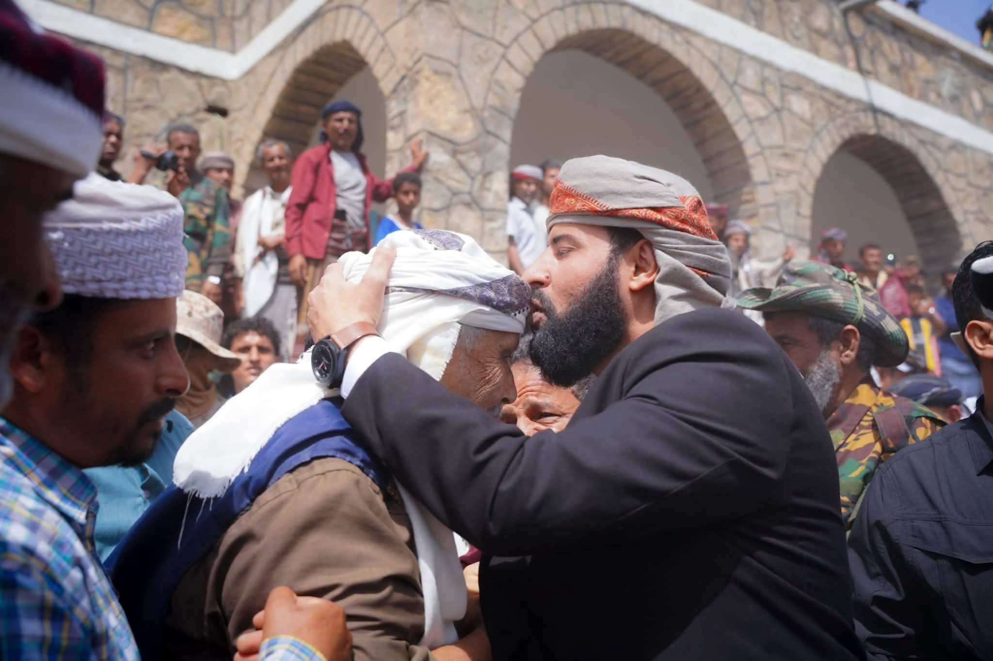 صورة لمحافظ أبين تشعل مواقع التواصل.. وتصرفه مع أحد المواطنين يلفت الأنظار 1