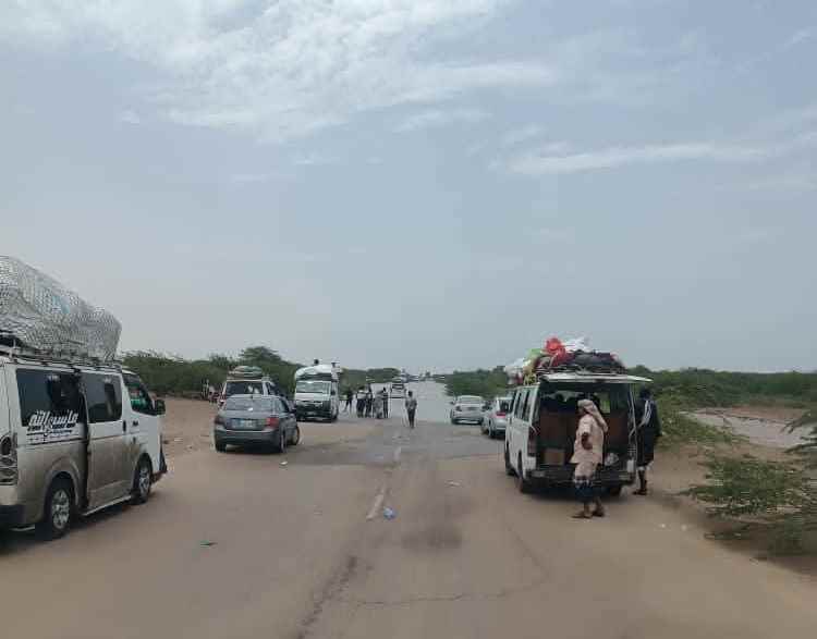 سيول وادي أحور تقطع الطريق الدولي.. وأهالي المنطقة يفتحون منازلهم لإنقاذ المسافرين 1