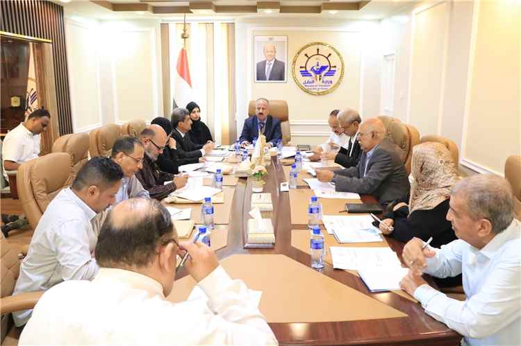 وزير النقل يناقش مع فريق الأمانة العامة لمجلس الوزراء مستوى تنفيذ خطط الوزارة ومشاريعها 1