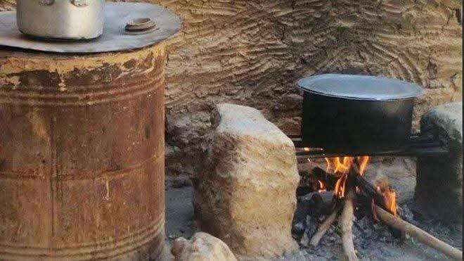 بعد اختفاء الغاز.. مواطنون في لحج يعودون إلى زمن الحطب لإعداد الطعام 1