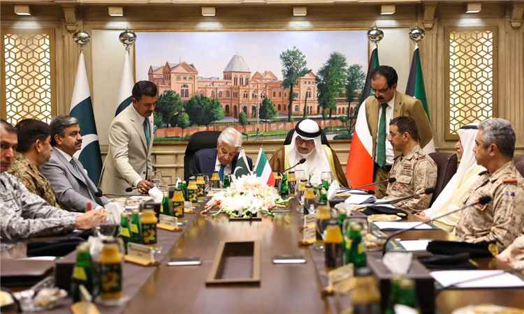 الكويت وباكستان توقعان اتفاقية دفاعية جديدة لتعزيز التعاون العسكري والجاهزية الأمنية 1