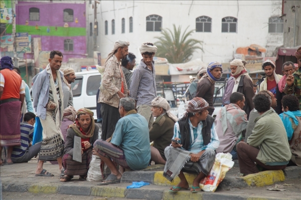 إجازات اليمن الطويلة على الورق.. وموظفون لا يجدون وقتاً للراحة وسط أزمة الرواتب 1