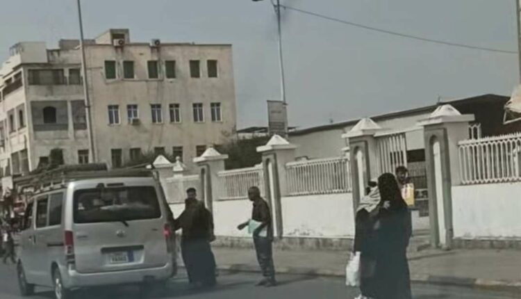 بعد شكاوى المواطنين.. شرطة السير في عدن تكشف حقيقة رفع أجور المواصلات 1
