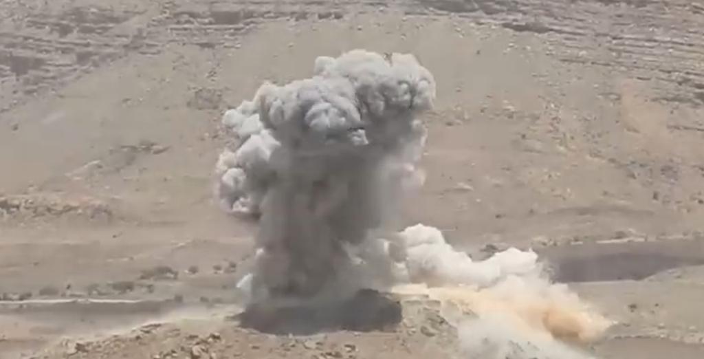 هجوم صاروخي حوثي يستهدف معسكرات للجيش.. سقوط شهداء والفرقة الأولى طوارئ تتوعد بالرد 1