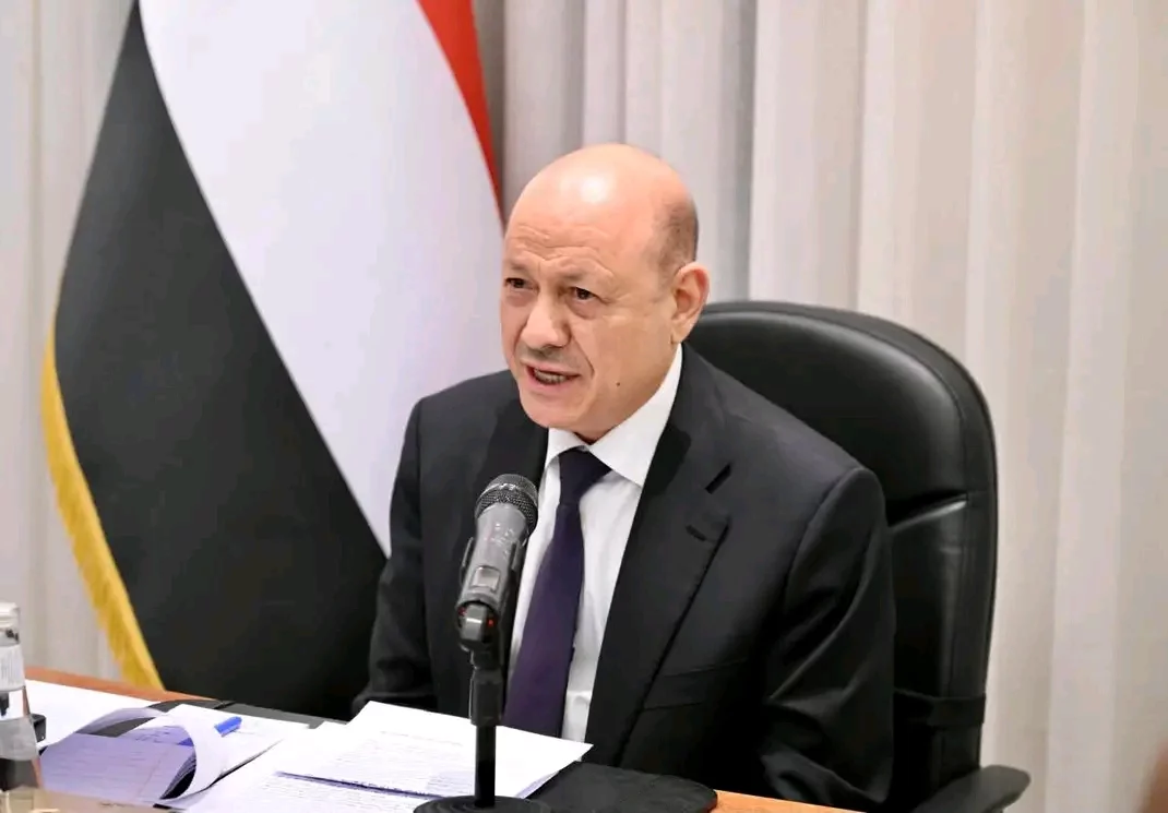 رئيس مجلس القيادة يشيد بجاهزية القوات المسلحة ويؤكد الرد على التصعيد الحوثي 1