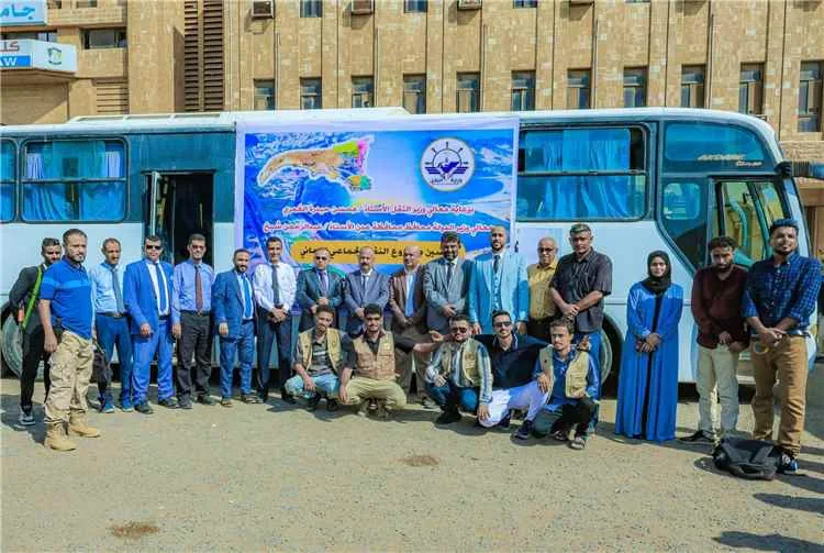 وزير النقل يدشن النقل المجاني لطلاب جامعة عدن 1
