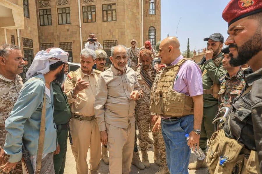 الفريق الصبيحي يتفقد جبهات تعز ويؤكد رفع مستوى الجاهزية واليقظة 1