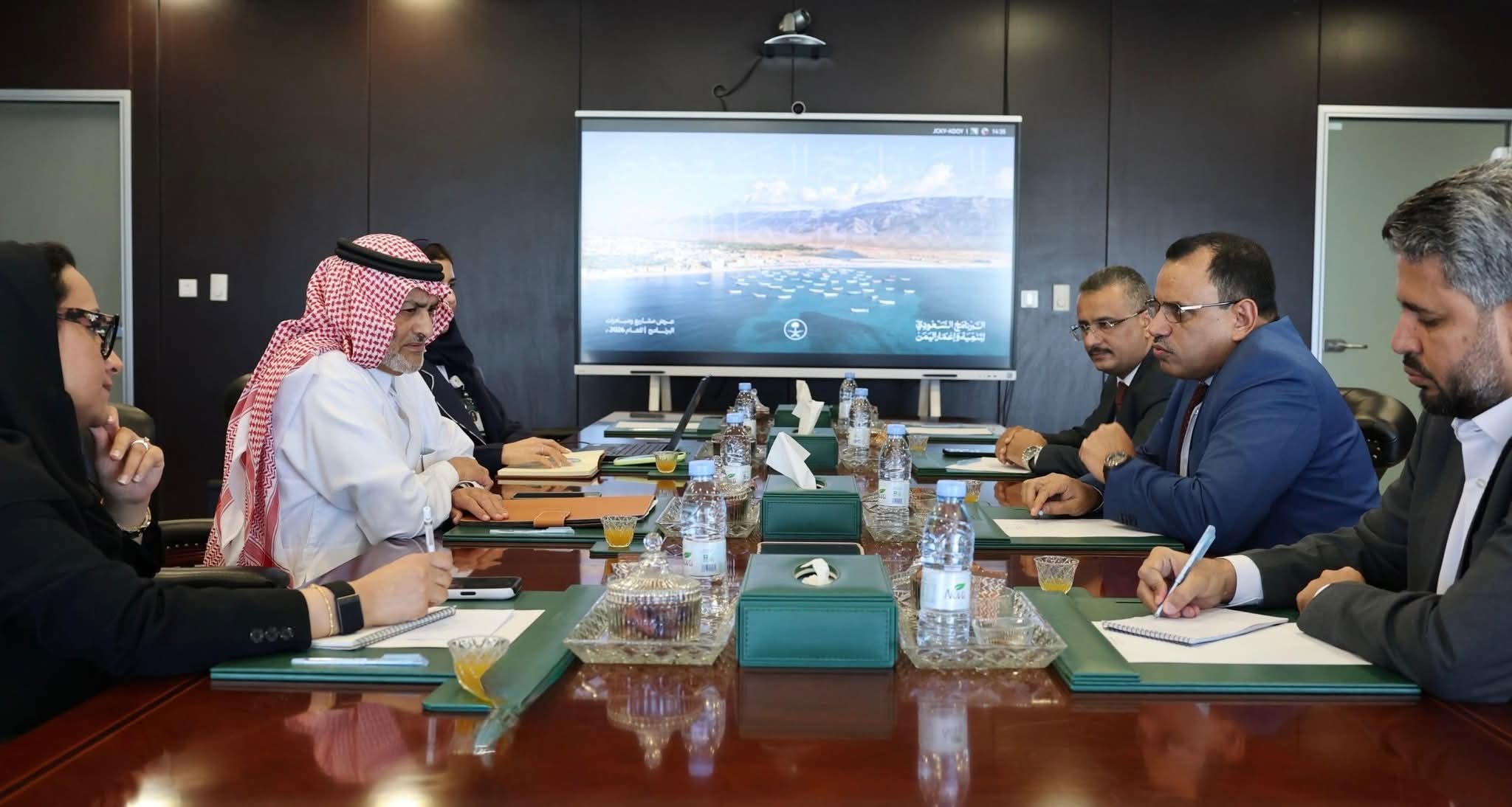 الوزير السقطري يبحث مع البرنامج السعودي تعزيز التعاون في القطاعين الزراع والسمكي 1