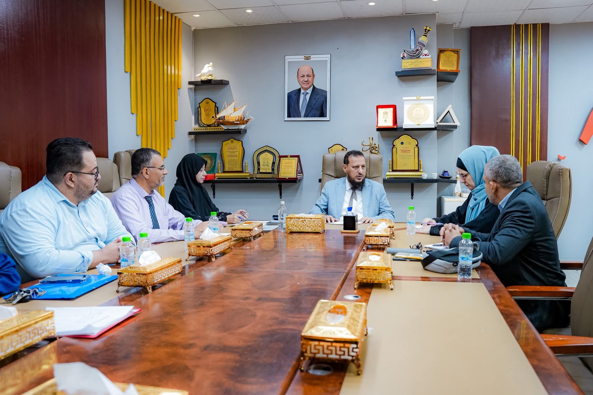 وزير الدولة محافظ عدن يبحث مع بعثة الصليب الأحمر دعم القطاع الصحي 1