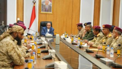 الخنبشي يشدد على رفع مستوى الجاهزية واليقظة الأمنية ويناقش مع وكلاء المحافظة تعزيز الاستجابة الإنسانية 2