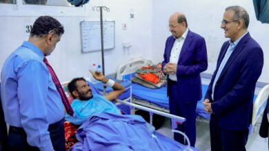 رئيس الوزراء يتفقد أوضاع الجرحى الابطال في مستشفى عبود العسكري بعدن ويؤكد ان تضحياتهم لن تذهب هدرا 3
