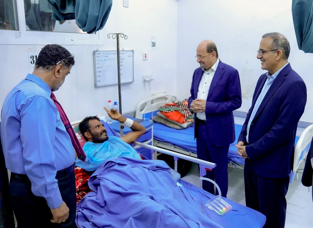 رئيس الوزراء يتفقد أوضاع الجرحى الابطال في مستشفى عبود العسكري بعدن ويؤكد ان تضحياتهم لن تذهب هدرا 1