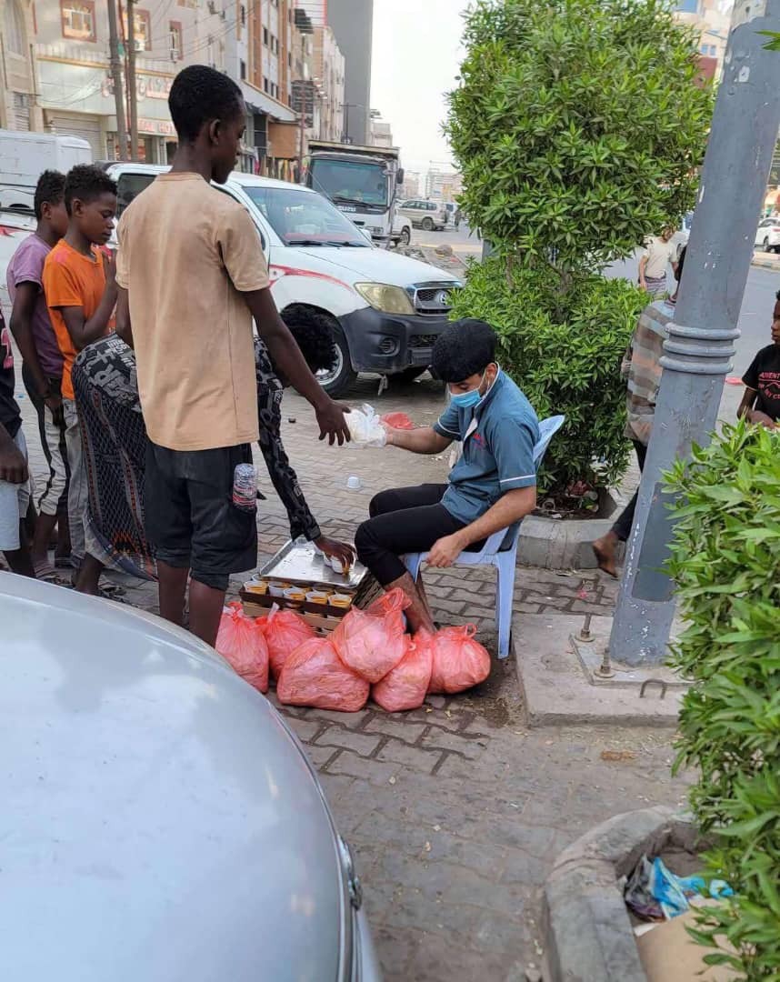 لفتة إنسانية في عدن.. مطعم شهير يواصل تقديم وجبات مجانية يومياً للمحتاجين 1