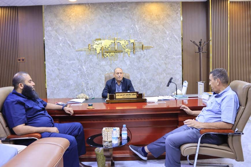 نائب وزير الصناعة يناقش مع مدير عام هيئة الأراضي تسوير المناطق الصناعية وإنشاء ميناء في أبين 1