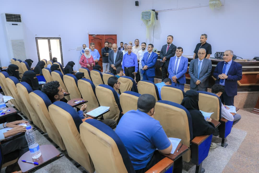 بحضور الوزير العبادي.. انطلاق امتحانات السنة التحضيرية بكلية الطب والعلوم الصحية بجامعة عدن 1