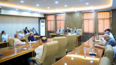محافظ العاصمة عدن يناقش مع رئيس الغرفة التجارية ورجال الأعمال سبل دعم النازحين وتأمين احتياجات السوق المحلية 2