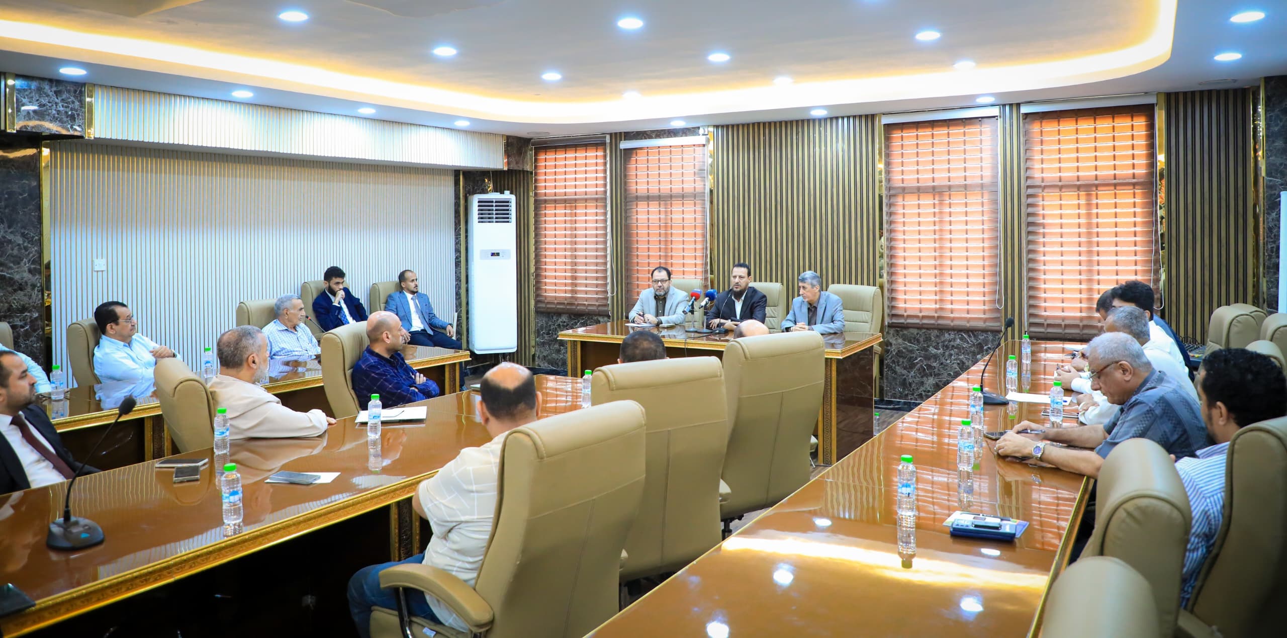 محافظ العاصمة عدن يناقش مع رئيس الغرفة التجارية ورجال الأعمال سبل دعم النازحين وتأمين احتياجات السوق المحلية 1