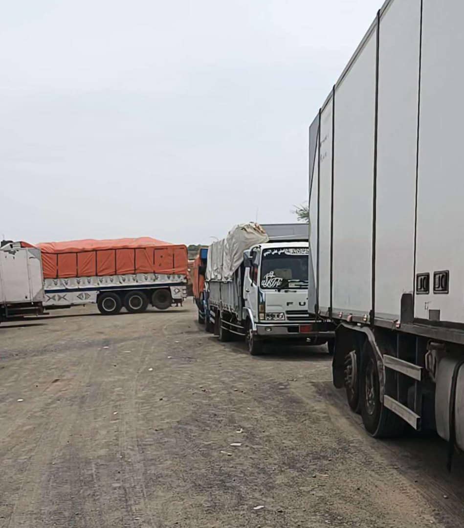 ازدحام خانق في طور الباحة.. أكثر من 500 شاحنة تنتظر العبور إلى تعز 1