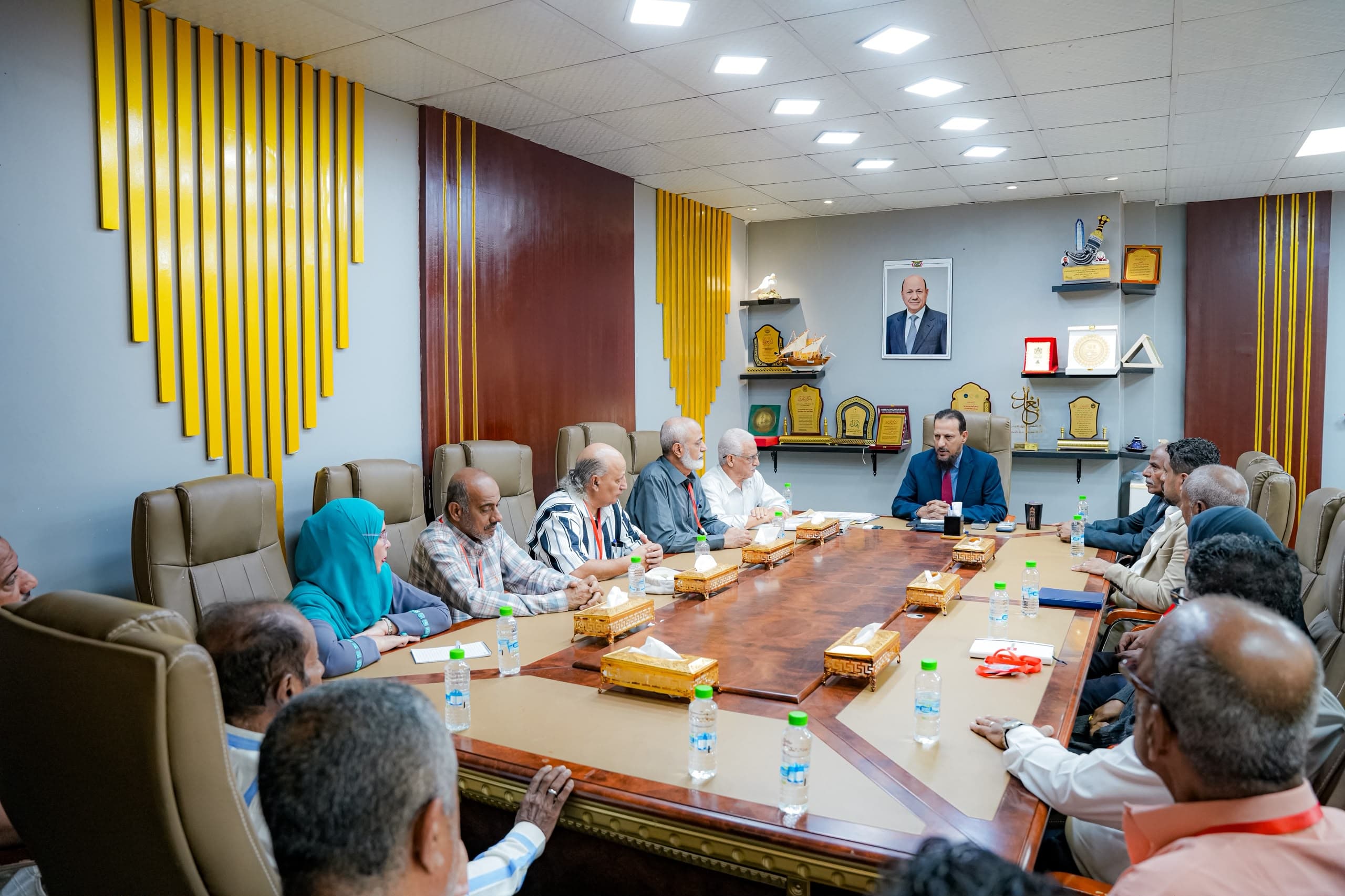 محافظ العاصمة عدن يلتقي إدارتي فرع هيئة الأراضي الجديدة والسابقة ويؤكد أهمية تعزيز العمل المؤسسي 1
