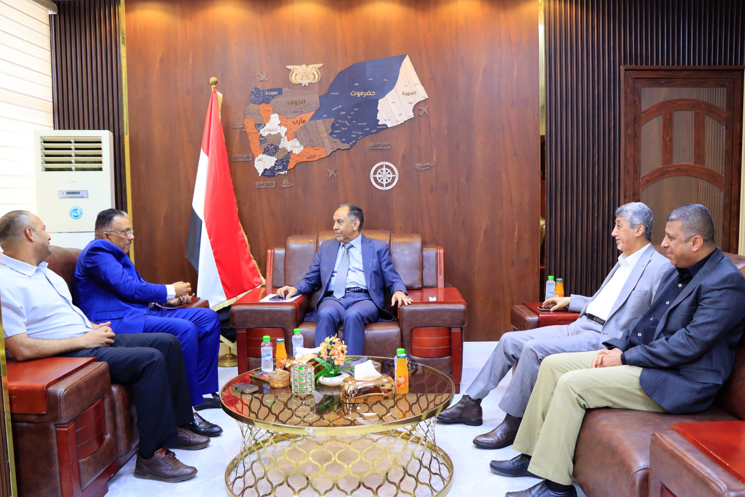 وزير الصناعة والتجارة ورئيس مصلحة الجمارك يبحثان تسهيل حركة التجارة وانسياب السلع 1