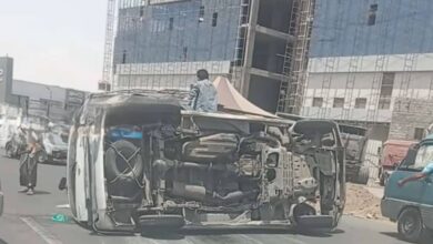 انقلاب مركبة بعد تصادم سيارتين أمام محطة إكسبرس في المنصورة بعدن 4