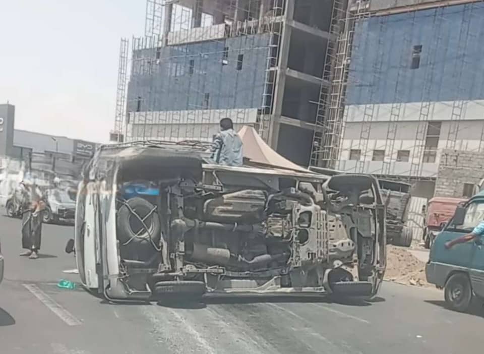 انقلاب مركبة بعد تصادم سيارتين أمام محطة إكسبرس في المنصورة بعدن 1