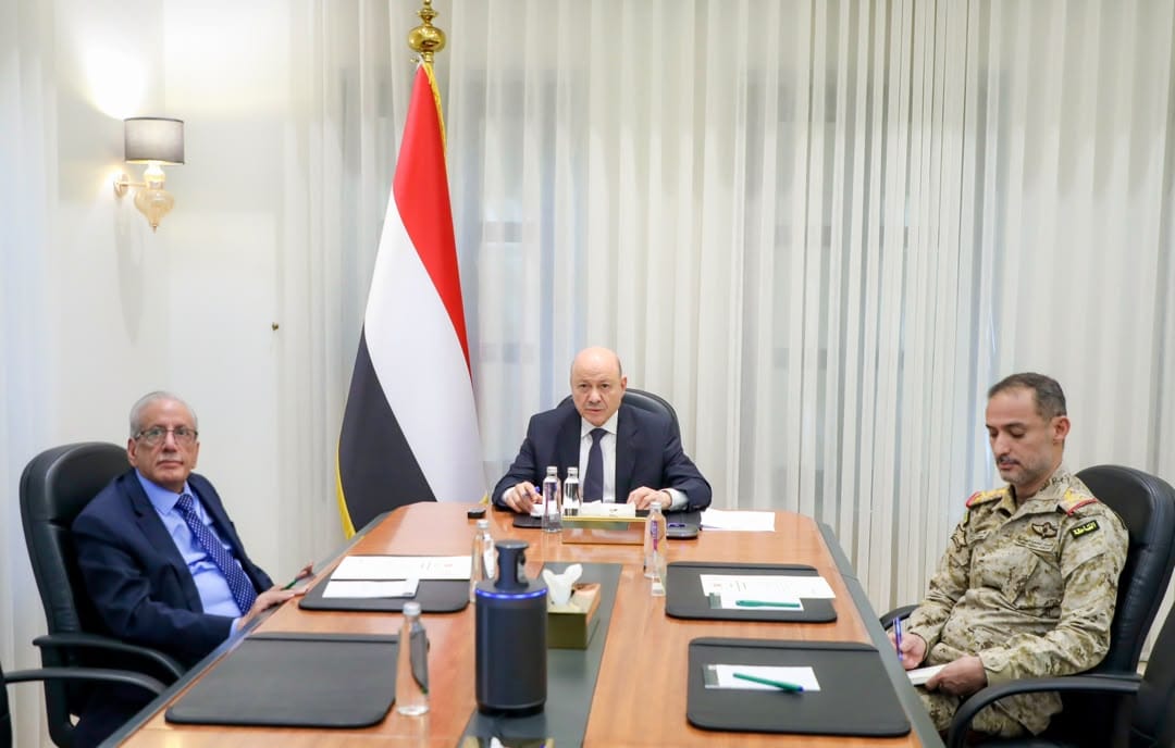 رئيس مجلس القيادة يشيد بكفاءة القوات المسلحة ويوجه بتسريع تنفيذ قراري العودة الآمنة والتعبئة العامة 1