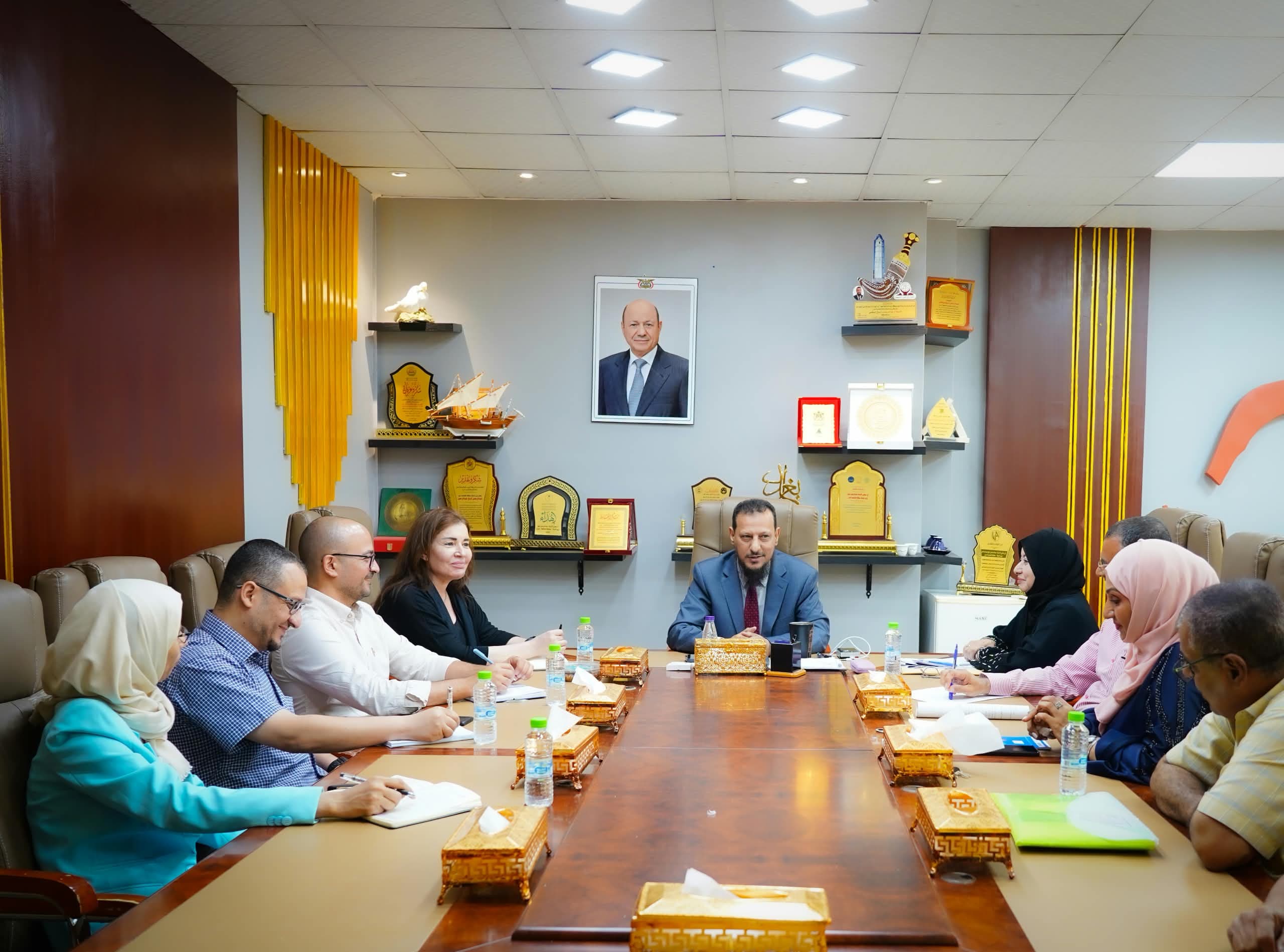 المحافظ شيخ يبحث مع وفد أممي سبل دعم وتمكين المرأة في العاصمة عدن 1