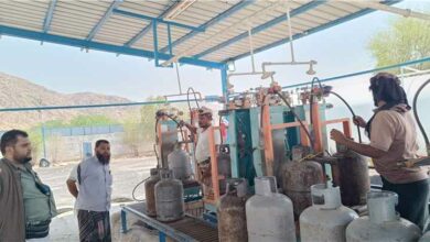أبين.. نزول ميداني في مودية لمراقبة توزيع الغاز والتأكد من أوزان الأسطوانات 2