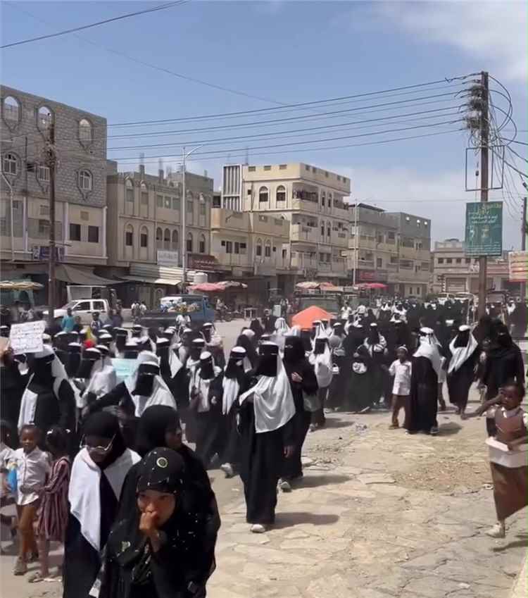 احتجاجات في المكلا تندد باستبعاد معلمين متعاقدين وتعطل الدراسة 1