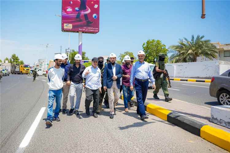 المحافظ شيخ يتفقد أعمال تعزيز السلامة المرورية في طريق المطار ويوجه بمعالجة الصخور الآيلة للسقوط بطريق العقبة 1
