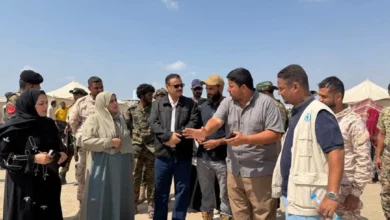 وزيرة الدولة لشؤون المرأة تتفقد أوضاع النازحين في مخيم الفردوس بعدن وتطّلع على معاناتهم واحتياجاتهم 3