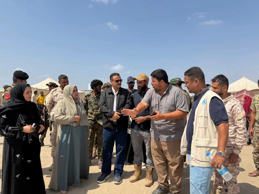 وزيرة الدولة لشؤون المرأة تتفقد أوضاع النازحين في مخيم الفردوس بعدن وتطّلع على معاناتهم واحتياجاتهم 1