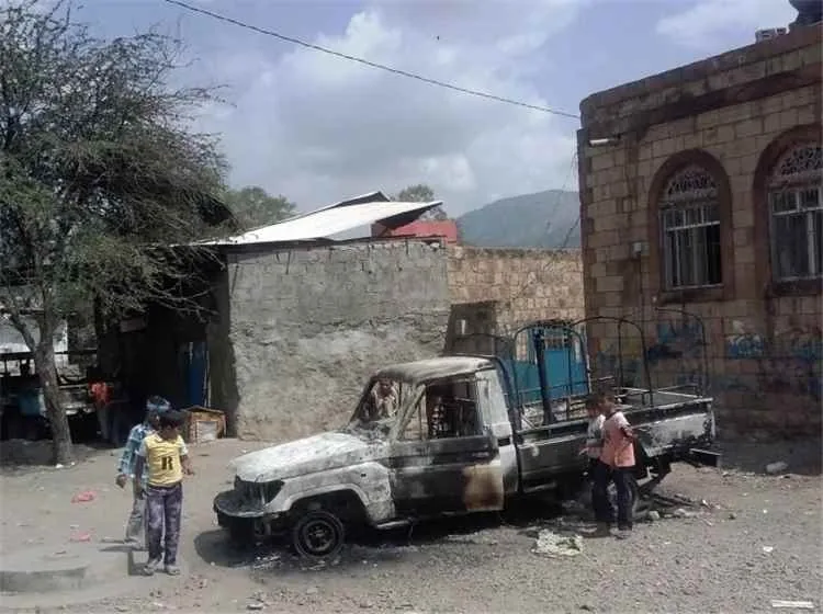 إب: اشتباكات بين عناصر حوثية تنتهي بتدمير طقم أمني واحتجاز أفراده في كمين مسلح 1