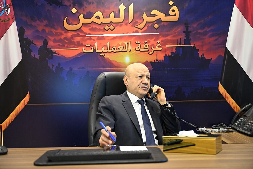 رئيس مجلس القيادة يطمئن على عضوي المجلس المحرمي والصبيحي ورئيس الوزراء إثر الهجوم الإرهابي على قصر معاشيق ويتابع مستجدات "فجر اليمن" 1