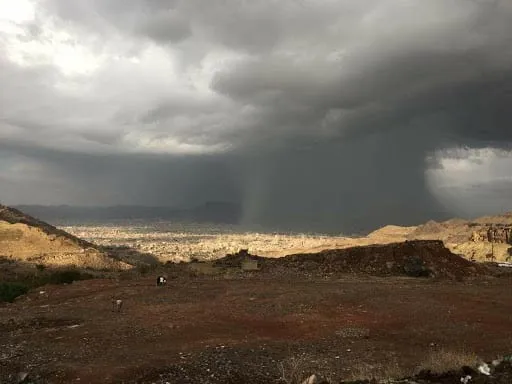 الأرصاد تحذر من أمطار رعدية ورياح نشطة في عدد من مناطق اليمن.. وتحذير خاص لسكان عدن ومرتادي البحر 1