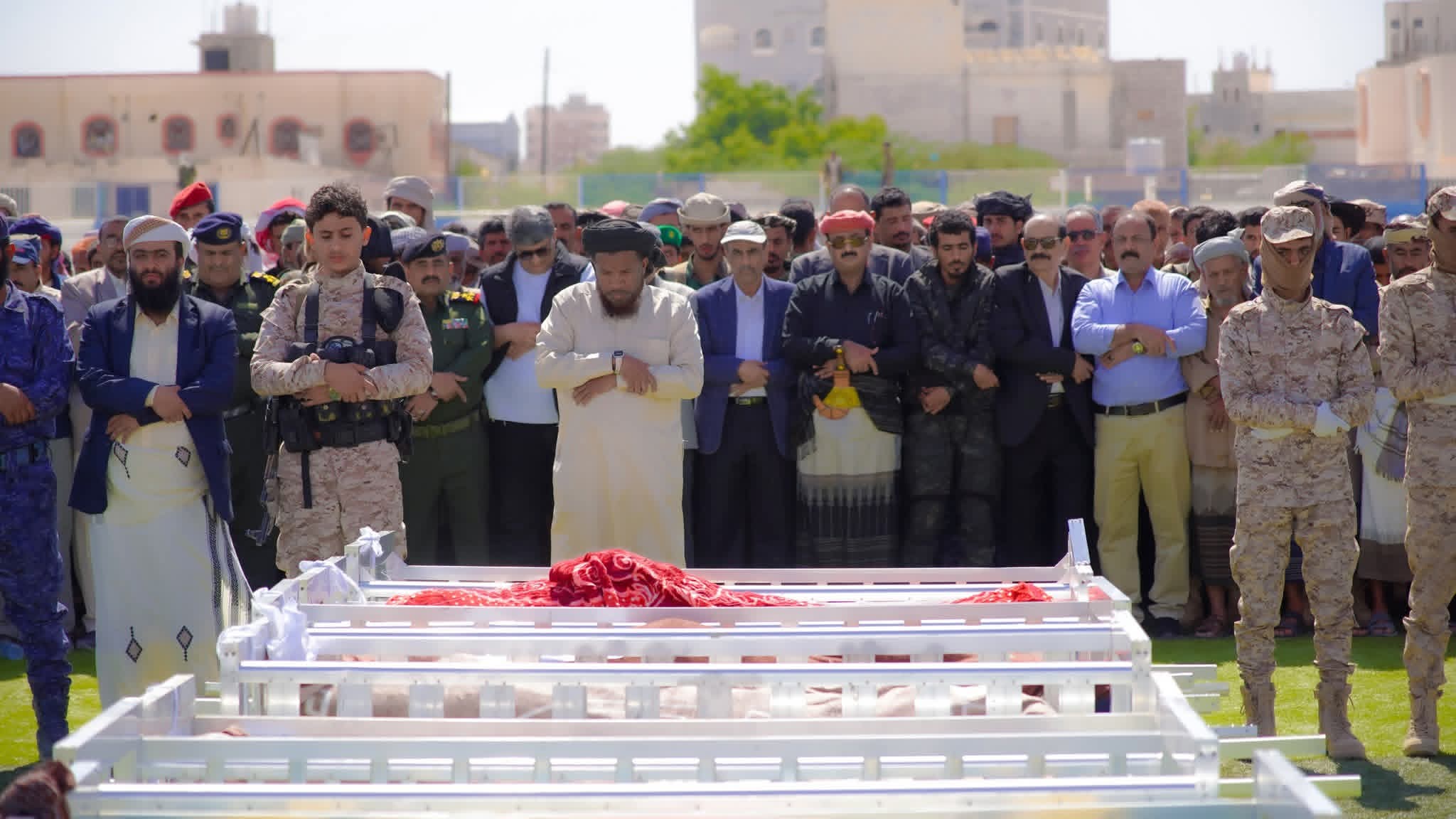 يتقدمهم المحافظ بن الوزير.. تشييع رسمي وشعبي مهيب لجثامين 75 شهيدًا من منتسبي الأمن ضحايا العملية الإرهابية بشبوة 1