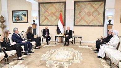 رئيس مجلس القيادة: هجمات المليشيات الحوثية على المطارات المدنية تستوجب وحدة العالم كوحدته ضد داعش والقاعدة 4