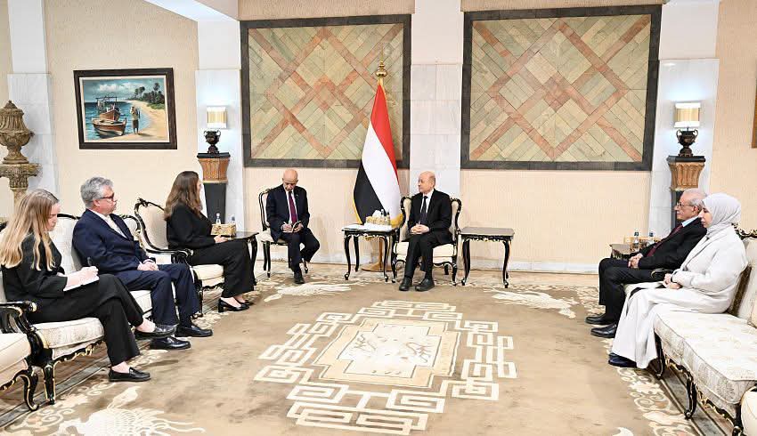 رئيس مجلس القيادة: هجمات المليشيات الحوثية على المطارات المدنية تستوجب وحدة العالم كوحدته ضد داعش والقاعدة 1