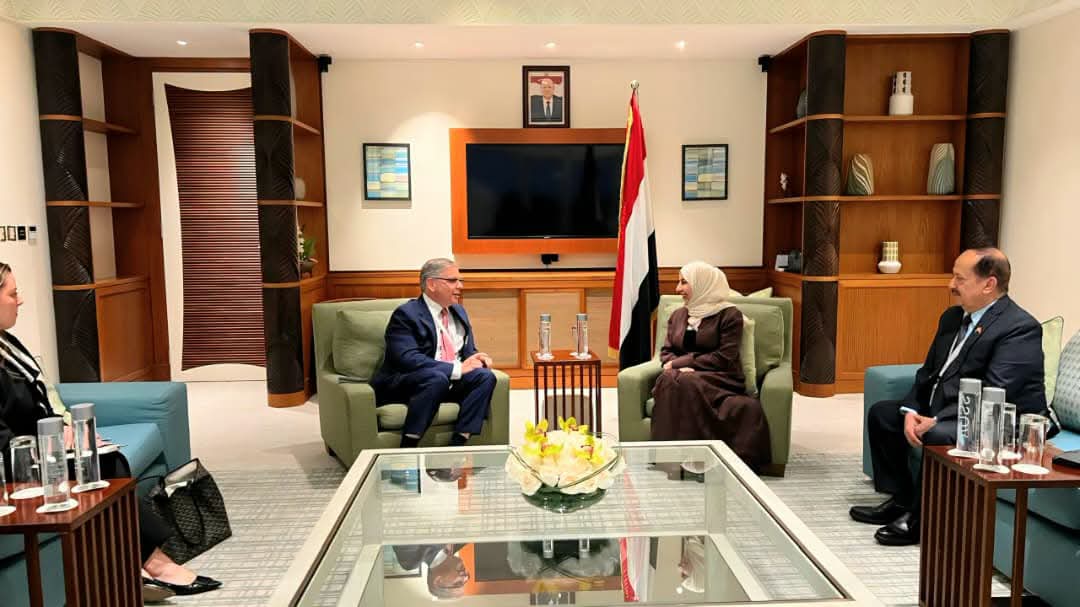 وزيرة الخارجية تبحث مع مساعد وزير الخارجية الأمريكي تطورات الأوضاع في اليمن والمنطقة 1